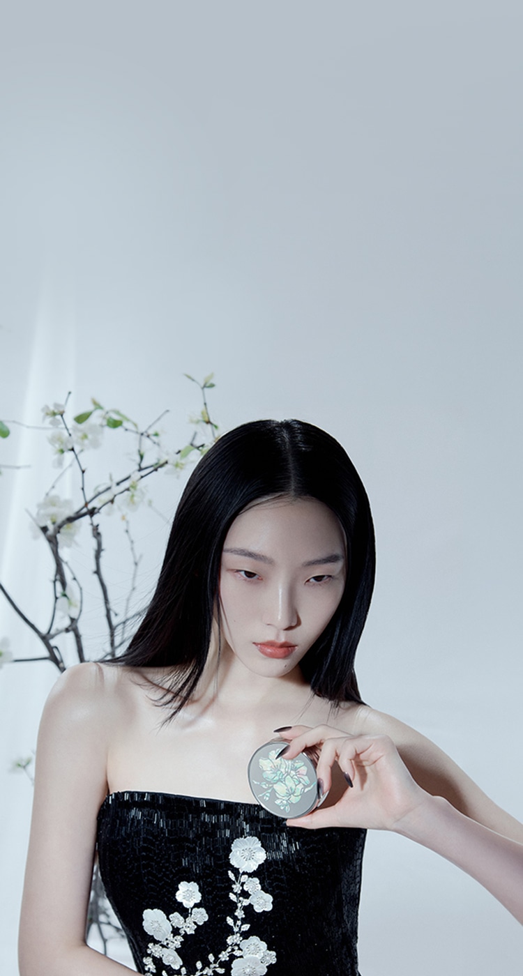 퍼펙팅 쿠션 리미티드에디션을 손에 들고 있는 모델