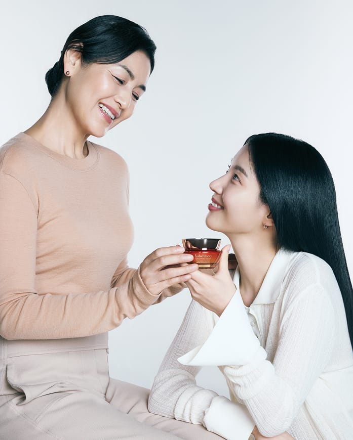 자음생 크림을 건네주고 있는 모델