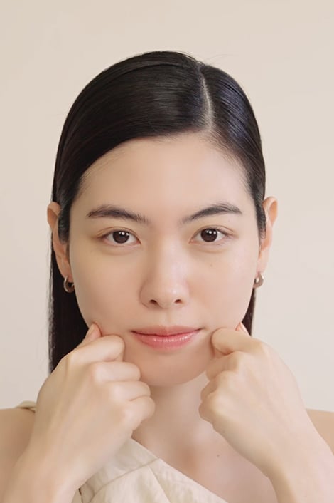 손으로 턱을 부드럽게 마사지하는 여성의 모습은 설화수 자음생크림 리치의 풍부한 영양감과 탄력있는 피부 개선 효과를 시각적으로 보여줍니다.