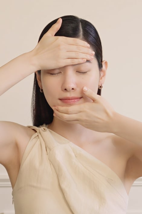 눈을 감고 이마와 턱에 손을 대고 있는 여성의 모습은 설화수 자음생크림 리치의 풍부한 영양감과 깊은 보습 효과를 사용 후 느낄 수 있는 편안함을 표현합니다.
