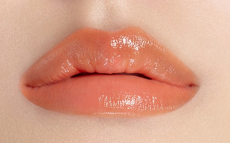 퍼펙팅 립컬러 NO. 520 AMBER를 3회 바른 모델